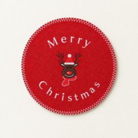 Rode kerstplacemat met rendierdesign en de tekst 'Merry Christmas', rond van vorm.
