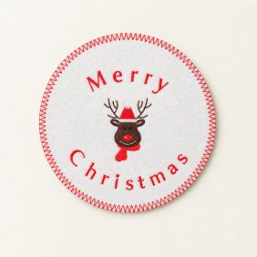 Kerstplacemat met rendierdesign in wit en rood, rond van vorm, perfect voor feestelijke tafels.