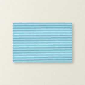 Placemat Strepen in lichtblauw met een gestreept patroon, geschikt voor tafelgebruik.
