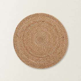 Ronde placemat van jute in naturel kleur, geweven met een organisch patroon voor tafelbescherming.