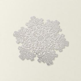 Sneeuwvlok placemat in zilver, met een gedetailleerd, uitgesneden patroon en ronde vorm.
