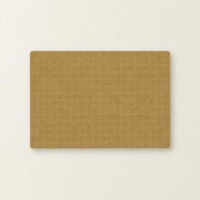Rechthoekige Placemat Nilo Polyline in de kleur woestijngeel met een subtiel, fijn rasterpatroon van dunne lijnen op een egale ondergrond.