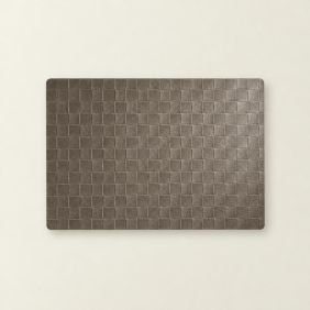 Rechthoekige Placemat Nilo Polyline in taupe met een gestructureerd patroon van kleine vierkantjes, plat gepresenteerd op een lichte achtergrond.