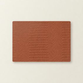Rechthoekige Placemat Bodil in de kleur cognac met een gedetailleerd krokodillenpatroon, plat neergelegd op een lichte ondergrond voor tafelgebruik.