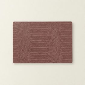 Rechthoekige taupekleurige Placemat Bodil met een gedetailleerd krokodillenleerpatroon, plat neergelegd op een lichte ondergrond voor tafelgebruik.