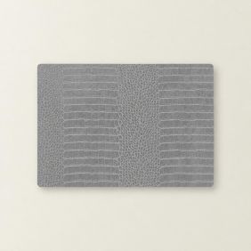 Rechthoekige grijze Placemat Bodil van 30x43 cm met een gedetailleerd krokodillenleerpatroon, plat neergelegd op een lichte, neutrale ondergrond.