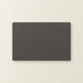 Rechthoekige placemat van gerecycled leer in de kleur pepper, met afgeronde hoeken, plat neergelegd op een lichte ondergrond voor op tafel.