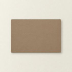 Een rechthoekige placemat van gerecycled leer in de kleur zand met afgeronde hoeken, plat neergelegd op een lichte, neutrale ondergrond.