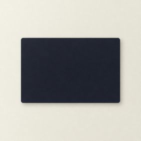 Rechthoekige placemat van donkerblauw gerecycled leer met afgeronde hoeken, gepresenteerd op een lichte, neutrale achtergrond voor tafeldecoratie.