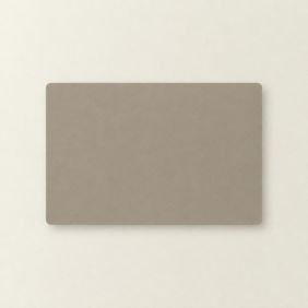 Een rechthoekige placemat van gerecycled leer in de kleur cookie, met afgeronde hoeken, plat neergelegd op een lichte, neutrale ondergrond.