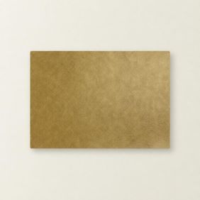 Een rechthoekige, goudkleurige Placemat Ava van 30x43 cm met een subtiele lederlook textuur, plat neergelegd op een lichte, neutrale ondergrond.