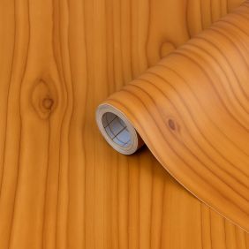 Plakfolie met een houtstructuur in een warme, bruine tint, rol van 67,5cm x 15m.