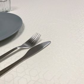 Gecoat tafellinnen in Piombo wit, 180cm x 20m, met subtiel patroon en gladde textuur.