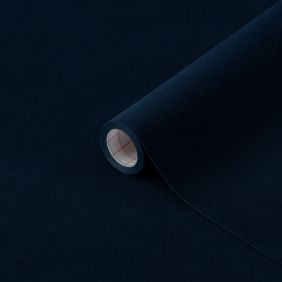 Volle rol plakfolie in diepblauw velours, 45cm breed en 4,8m lang, ideaal voor tafelbescherming.