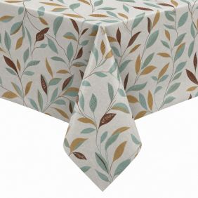 Tafelzeil Met Molton Rug Class Aqua met een patroon van bladeren in de kleuren groen, bruin en okergeel op een lichte ondergrond over een tafel.