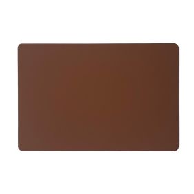 Een rechthoekige placemat van gerecycled leer in de kleur nutmeg met afgeronde hoeken, plat afgebeeld tegen een witte achtergrond.