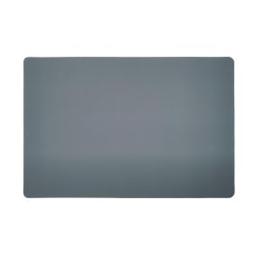 Een rechthoekige placemat van gerecycled leer in de kleur stormgrijs, met afgeronde hoeken, plat afgebeeld op een witte achtergrond voor op tafel.