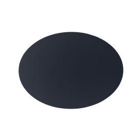 Een ovaalvormige placemat van gerecycled leer in de kleur Chia, plat afgebeeld tegen een witte achtergrond voor een strak en minimalistisch effect.