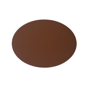 Een ovale placemat van gerecycled leer in de kleur nutmeg, plat afgebeeld tegen een witte achtergrond voor een strakke en eenvoudige presentatie.