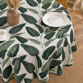 Rond tafelzeil Wille Green met een botanisch patroon van groene bladeren op een witte achtergrond, gedekt op een ronde tafel met servies.