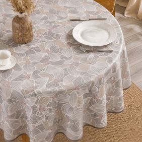 Rond tafelzeil Flor de Iris Grey met een grijs en beige bloemenpatroon, gedekt op een ronde tafel met servies en een vaas in een lichte kamer.