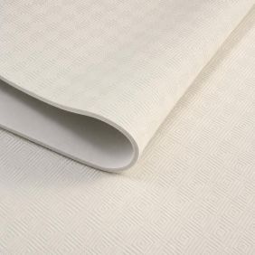 Witte Bultop tafelbeschermer met een subtiel ruitpatroon, getoond in een opgerolde positie om de dikke structuur van het materiaal te benadrukken.