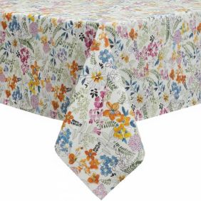 Restant tafelzeil Provence met een kleurrijk bloemenpatroon in oranje, blauw en roze tinten op een witte ondergrond, gedrapeerd over een tafel.