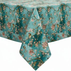 Aquablauw tafelzeil met een patroon van Japanse vogels, bloesemtakken en vlinders, strak over een tafel gedrapeerd voor een decoratieve uitstraling.
