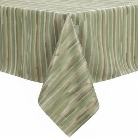 Tafelzeil met een groen gestreept patroon, gedrapeerd over een tafel, met een gladde textuur en subtiele kleurnuances in de verticale strepen.