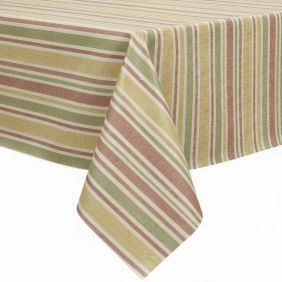 Tafelzeil met een verticaal streeppatroon in beige en terra tinten, strak over een tafel gedrapeerd voor een nette en beschermende uitstraling.