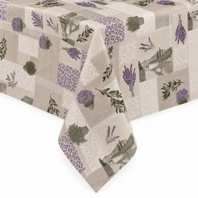 Tafelzeil Sault Lavendel met een beige patchwork patroon van lavendelbloemen, olijftakken en landschappen, strak gedrapeerd over een tafelblad.