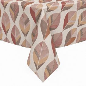 Tafelzeil Apache Taupe/Rood Effects met een abstract bladerpatroon in warme tinten, gedrapeerd over de hoek van een tafel tegen een witte achtergrond.