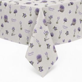 Tafelzeil Eau de Lavande Effects met een patroon van paarse lavendelbloemen, potjes en vlinders op een lichtgrijze, textielachtige ondergrond.