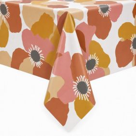 Tafelzeil Keshi Coral met een kleurrijk bloemenpatroon in tinten roze en okergeel, strak over een tafel gedrapeerd voor een moderne uitstraling.