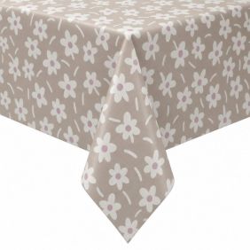 Tafelzeil Happy Days Mocha met een patroon van witte bloemen met roze hartjes op een lichtbruine achtergrond, strak over een tafel gedrapeerd.