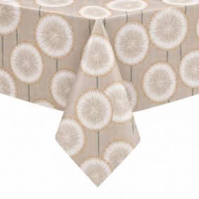 Tafelzeil Allium Beige met een patroon van witte paardenbloemen op een lichtbruine ondergrond, strak over een tafel gedrapeerd voor een mooi effect.