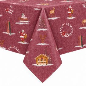 Rood tafelzeil Christmas Chalet met kerstman, herten, chalets en wintersportartikelen in een sfeervol kerstpatroon, over een tafel gedrapeerd.