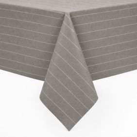Tafelzeil Balance Seal in grijs met een subtiel wit gestreept patroon, elegant gedrapeerd over de hoek van een tafel voor een strakke uitstraling.