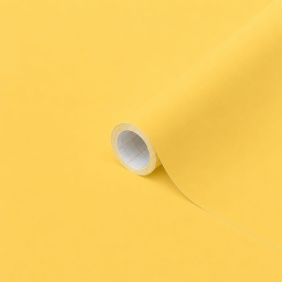 Een rol gele plakfolie met een matte afwerking, gepresenteerd op een egale gele achtergrond voor een strak en minimalistisch productoverzicht.